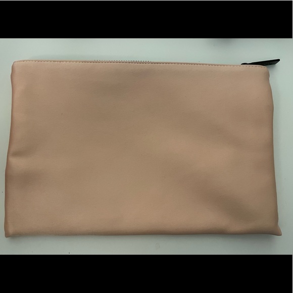 Must go before 27th! GUCCI makeup bag - Picture 2 of 2